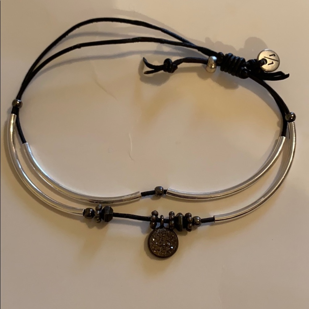 L J Bracelet Pull Close